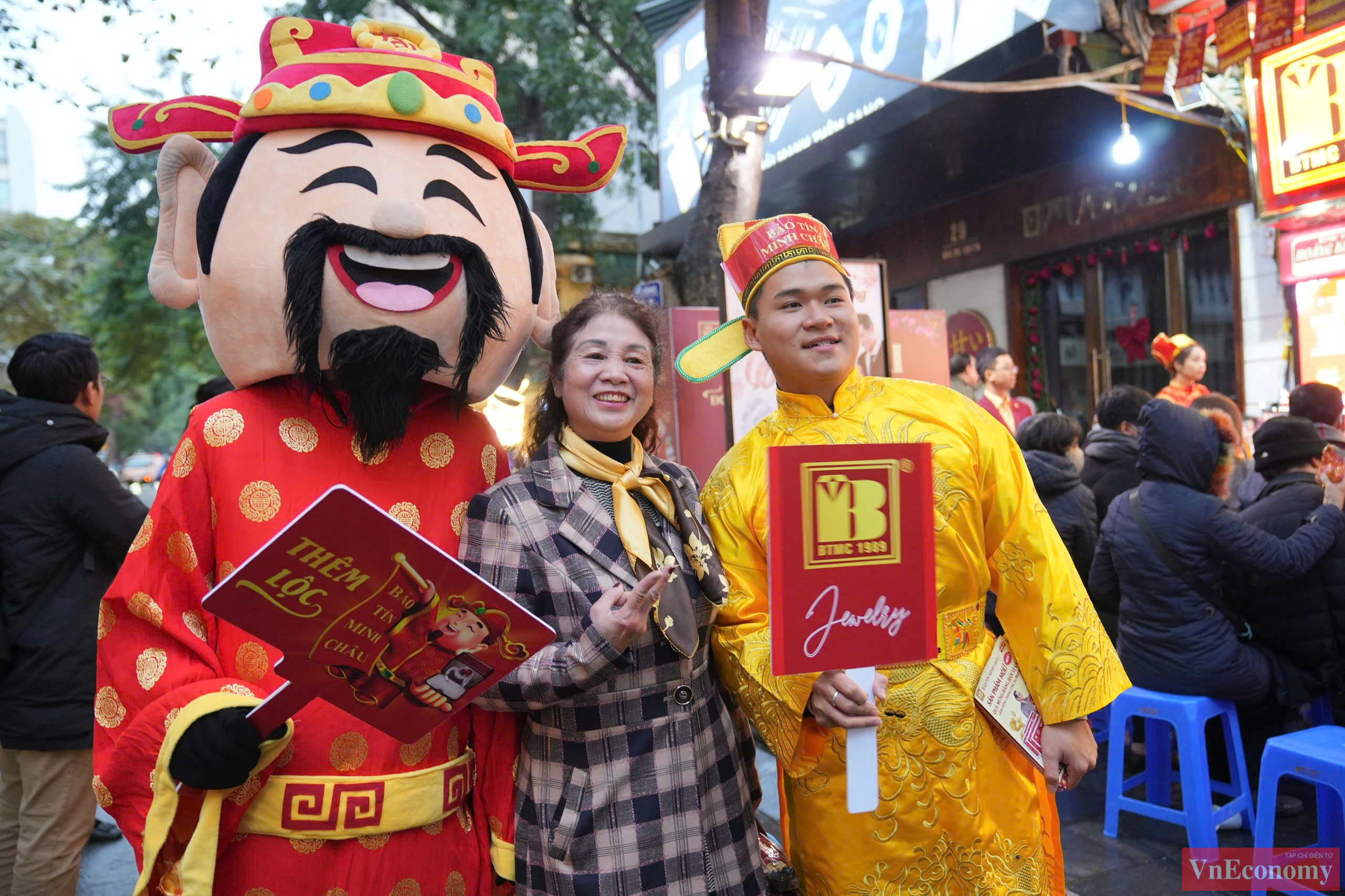 Bà Phạm Thị Hương (quận Hoàng Mai, Hà Nội) chia sẻ mỗi năm bà thường mua từ nửa chỉ đến một chỉ để lấy may. Năm nay, bà cho biết rất phấn khởi vì cả xếp hàng và mua được vàng mất chưa đến 1 giờ đồng hồ.
