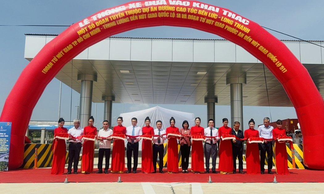 Lãnh đạo các đơn vị cắt băng chính thức thông xe hai đoạn trên cao tốc Bến Lức - Long Thành.