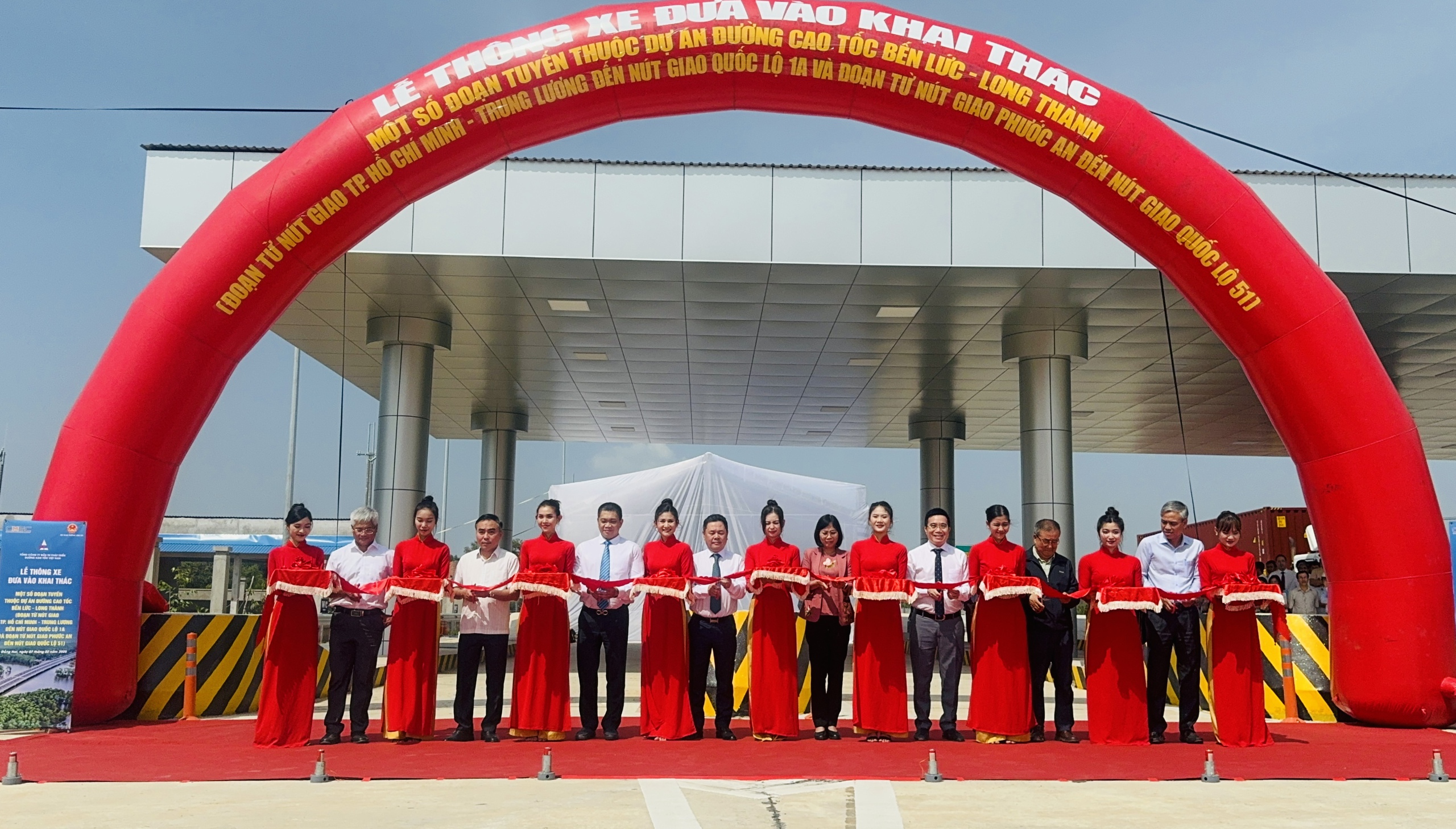 Lãnh đạo các đơn vị cắt băng chính thức thông xe hai đoạn trên cao tốc Bến Lức - Long Thành.