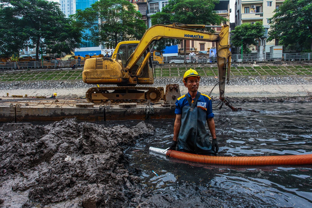 Chủ tịch UBND Tp.Hà Nội yêu cầu thực hiện ngay việc nạo vét tổng thể sông Tô Lịch, cơ bản hoàn thành trong tháng 8/2025. Ảnh Việt Linh