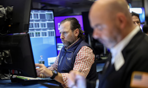 Chứng khoán Mỹ sụt mạnh vì mối lo thuế quan, giá dầu giảm 3 tuần liên tiếp