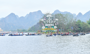 Khai hội chùa Hương năm Ất Tỵ: “Thoát nạn” ùn tắc, chèo kéo khách