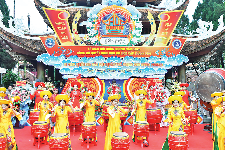 Khai hội chùa Hương Xuân Ất Tỵ. Ảnh: Chu Khôi.