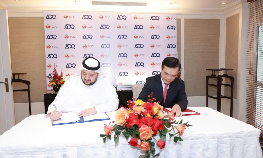 Ông Nguyễn Chí Thành, Chủ tịch HĐTV SCIC và Ngài Mohamed Alsuwaidi, Bộ trưởng Bộ Đầu tư UAE kiểm Tổng giám đốc ADQ đại diện cho hai tổ chức ký kết Biên bản ghi nhớ.