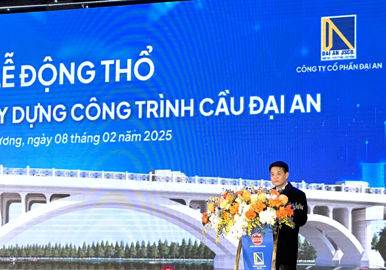 &Ocirc;ng L&ecirc; Ngọc Ch&acirc;u, Chủ tịch UBND tỉnh Hải Dương ph&aacute;t biểu tại buổi lễ.