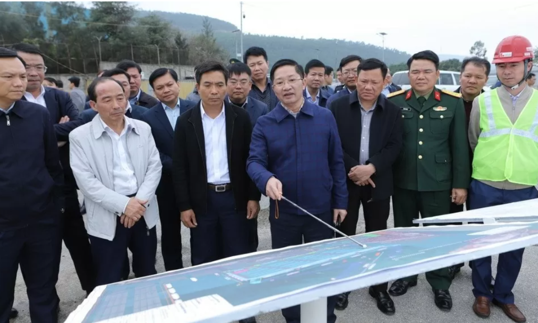 Bí thư Tỉnh ủy Thanh Hóa Nguyễn Doãn Anh kiểm tra tiến độ một số công trình, dự án trọng điểm tại Khu kinh tế Nghi Sơn. Ảnh Minh Hiếu