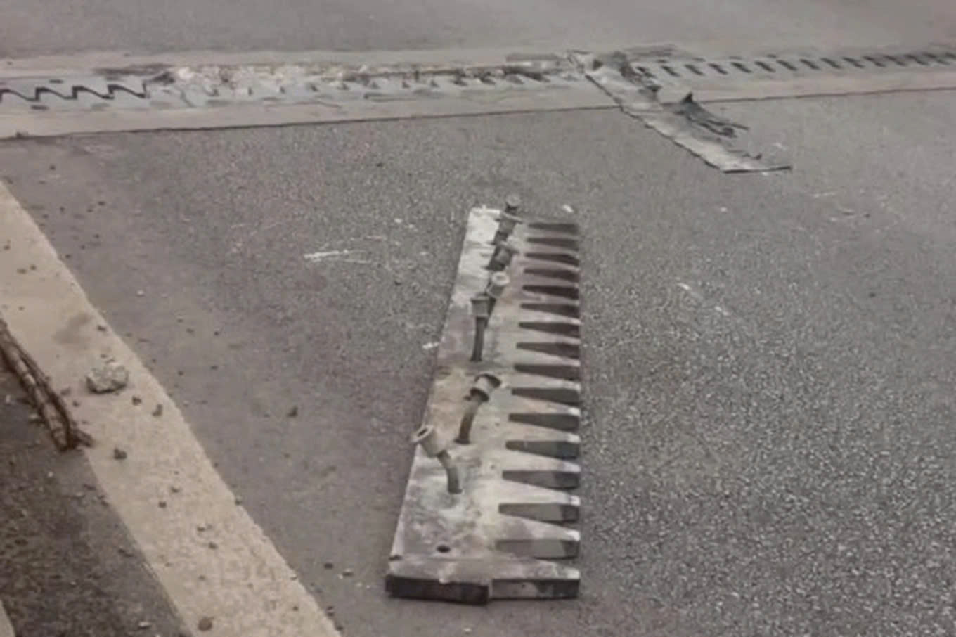 Khe co gi&atilde;n bị bung bật tr&ecirc;n cao tốc QL45 - Nghi Sơn được chủ phương tiện phản &aacute;nh.