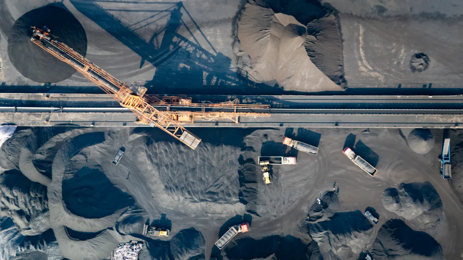 Than đá chờ được vận chuyển ở cảng container Quốc Nguyên ở Trùng Khánh, Trung Quốc - Ảnh: Getty Images