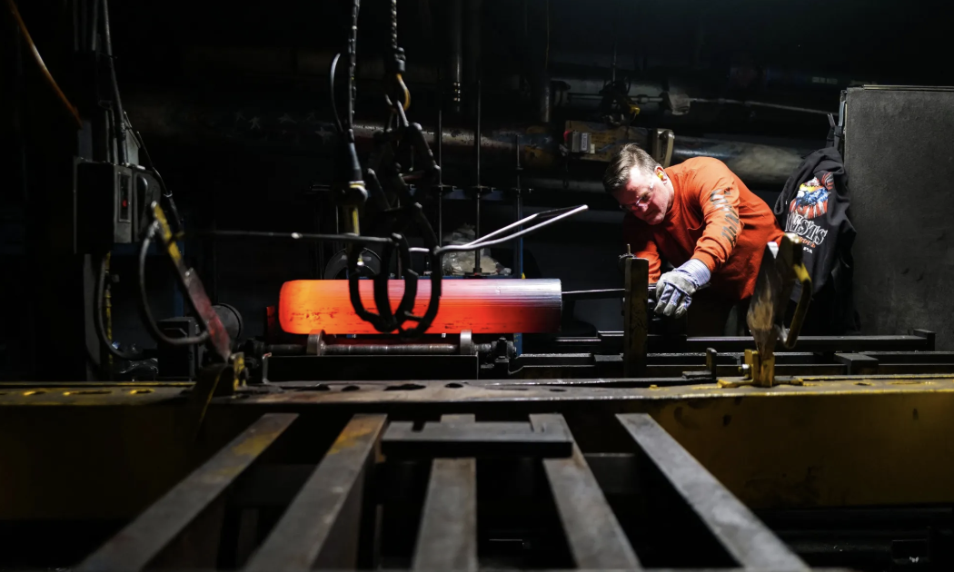 Một công nhân làm việc trong một nhà máy của hãng thép Mỹ US Steel - Ảnh: Bloomberg.