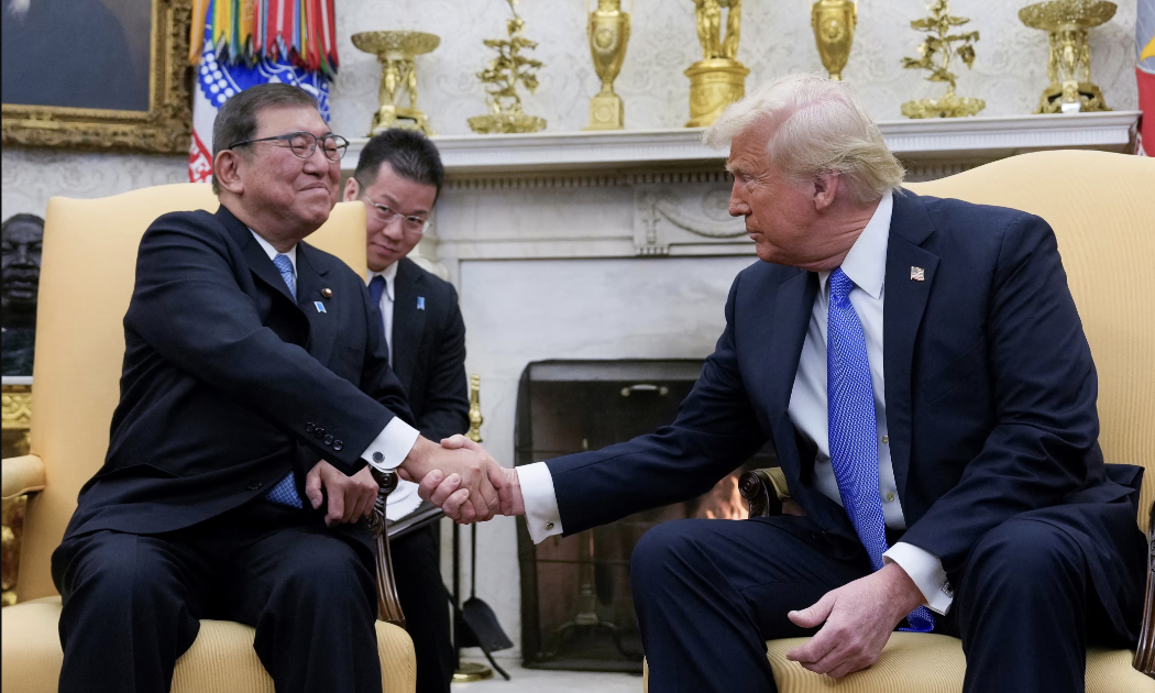 Thủ tướng Nhật Bản Shigeru Ishiba (trái) và Tổng thống Mỹ Donald Trump trong cuộc gặp tại Nhà Trắng - Ảnh: Reuters.