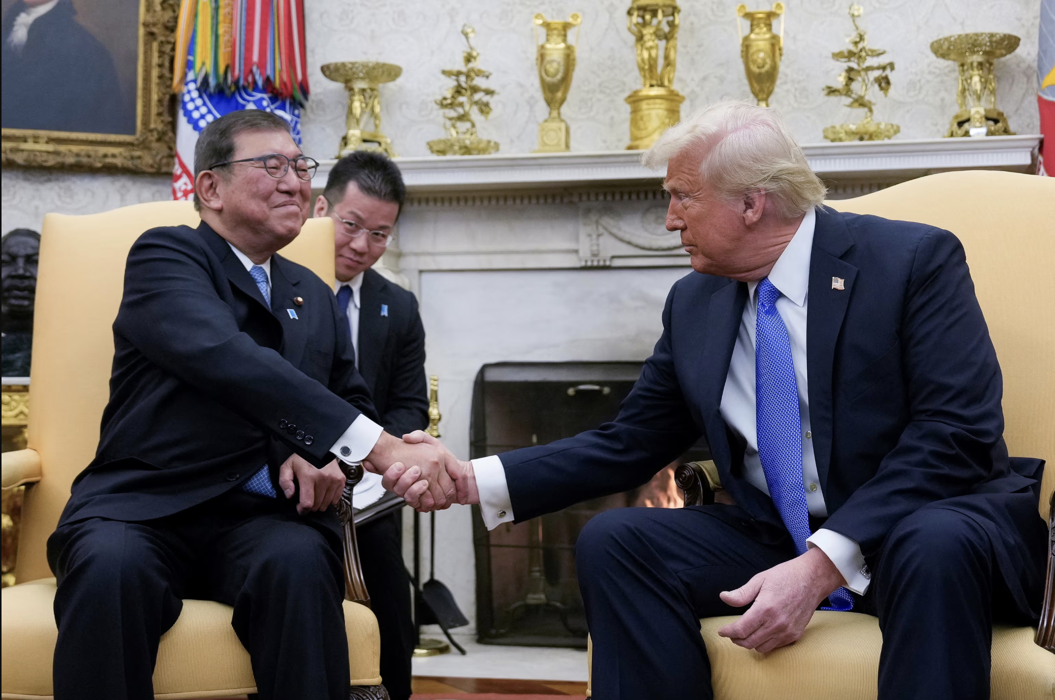 Thủ tướng Nhật Bản Shigeru Ishiba (trái) và Tổng thống Mỹ Donald Trump trong cuộc gặp tại Nhà Trắng - Ảnh: Reuters.