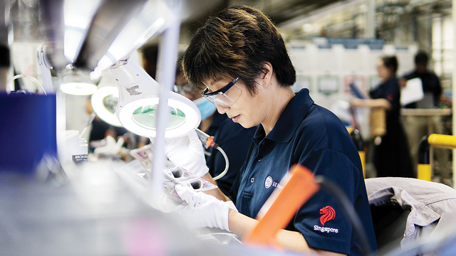 Singapore cũng đã cấp Giấy phép Công nghệ (Tech Pass) cho các nhân tài người nước ngoài có mức lương hàng tháng từ 20.000 SGD trở lên đến và làm việc tại các công ty công nghệ và làm việc tại Singapore.