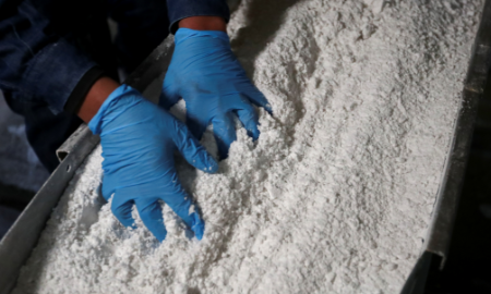 Xử lý lithium tại một nhà máy ở Salta, Argentina - Ảnh: Reuters