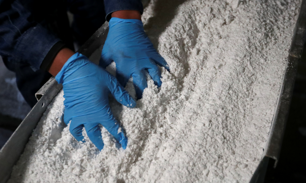 Xử lý lithium tại một nhà máy ở Salta, Argentina - Ảnh: Reuters