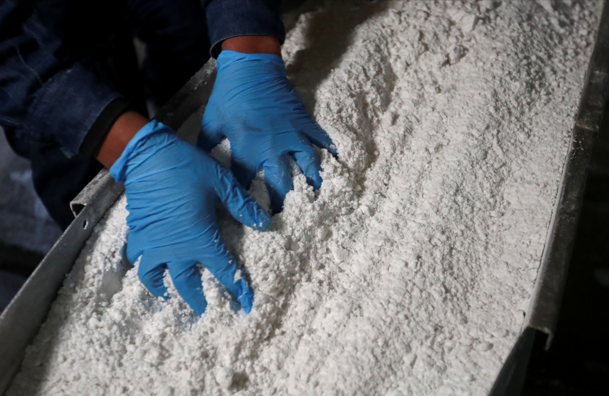 Xử lý lithium tại một nhà máy ở Salta, Argentina - Ảnh: Reuters