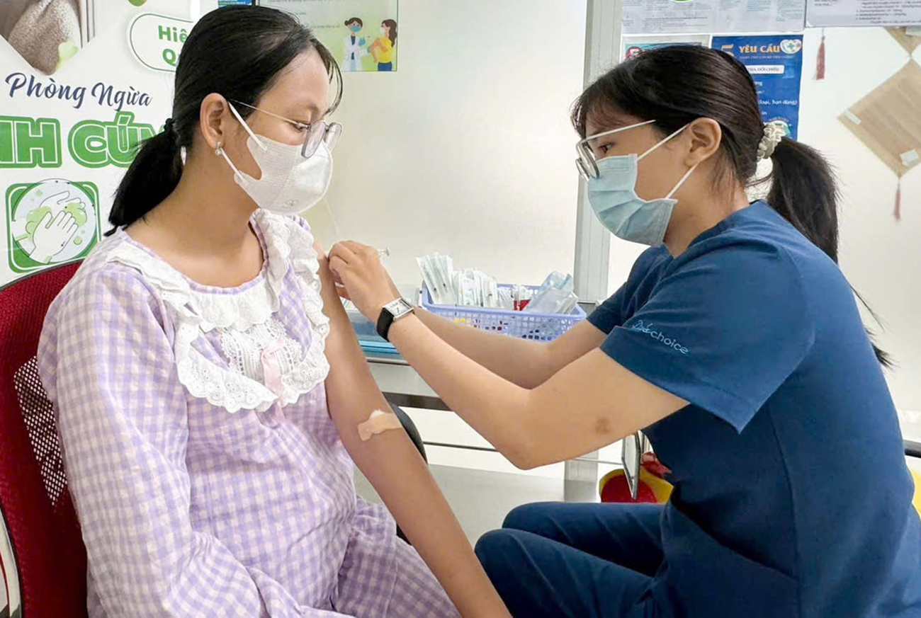 Who đã đưa ra khuyến cáo về tầm quan trọng của việc tiêm chủng, bao gồm cả liều tăng cường, để bảo vệ chống lại tình trạng nhập viện, bệnh nặng và tử vong. 