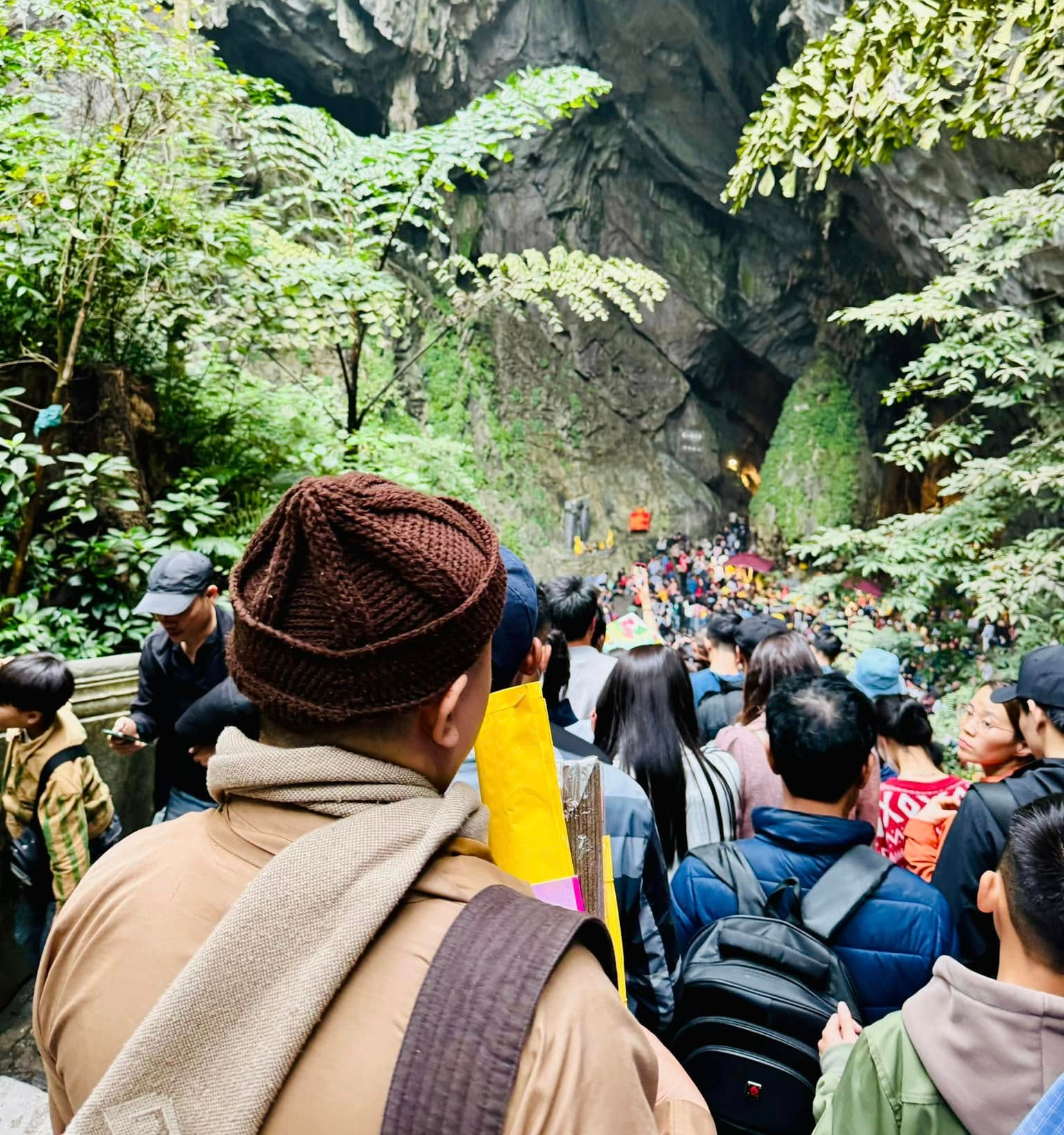 Ngoài tuyến cáp treo từ Thiên Trù và động Hương Tích, chùa Hương năm nay có thêm 1 tuyến cáp treo từ chùa Long Vân (gần bến đò) sang chùa Tiên (Hoà Bình).