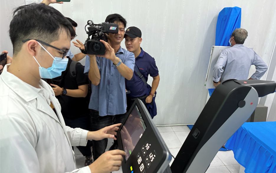 Bác sĩ sử dụng máy X-quang có tích hợp AI tại Trạm y tế xã đảo Thanh An. Ảnh: Sở Y tế TP.HCM