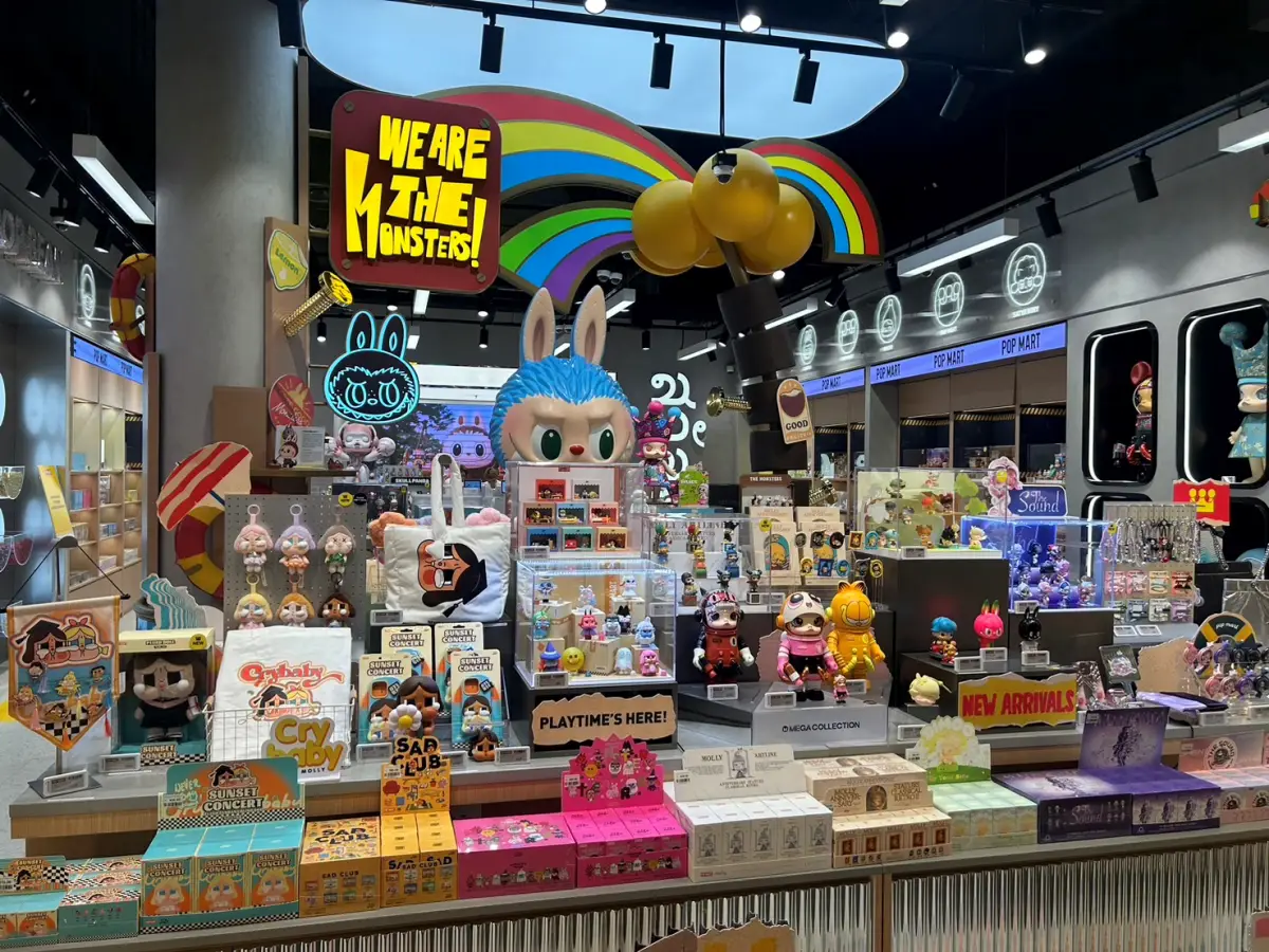 Điều l&agrave;m Pop Mart kh&aacute;c biệt so với c&aacute;c c&ocirc;ng ty đồ chơi kh&aacute;c l&agrave; quyền sở hữu độc quyền phần lớn c&aacute;c nh&acirc;n vật IP độc đ&aacute;o.