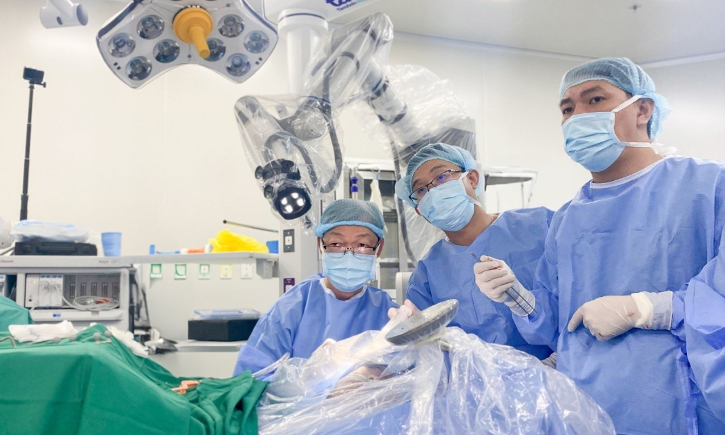 Trong một năm, Bệnh viện Đa khoa Tâm Anh TP. Hồ Chí Minh đã thực hiện thành công 100 ca mổ não và tủy sống bằng robot AI giúp người bệnh được hồi sinh. Ảnh: Bệnh viện Tâm Anh