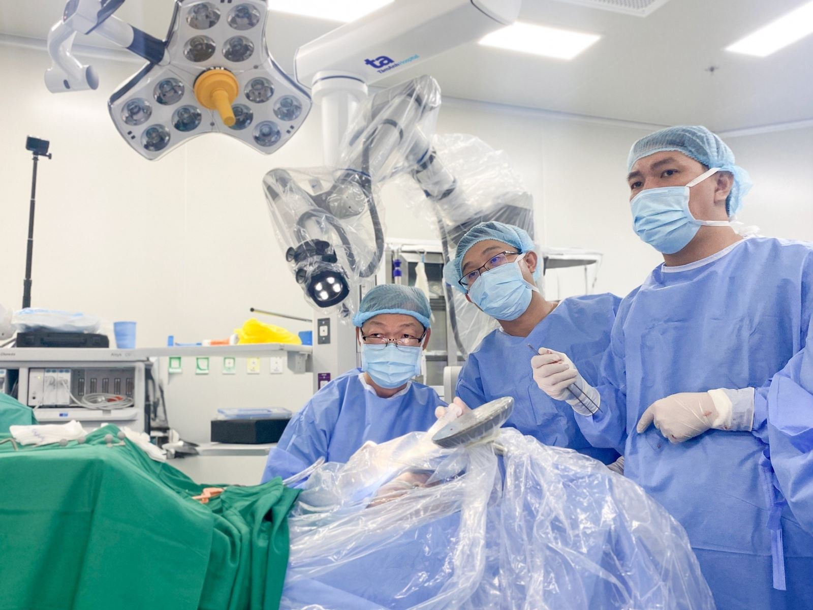 Trong một năm, Bệnh viện Đa khoa Tâm Anh TP. Hồ Chí Minh đã thực hiện thành công 100 ca mổ não và tủy sống bằng robot AI giúp người bệnh được hồi sinh. Ảnh: Bệnh viện Tâm Anh