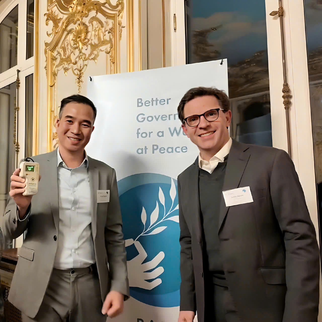 Ông Nguyễn Đỗ Dũng - Đồng sáng lập & CEO enfarm giới thiệu với ông Justin Vaïsse, nhà sáng lập và Tổng giám đốc Paris Peace Forum (diễn đàn Hòa Bình Paris) 