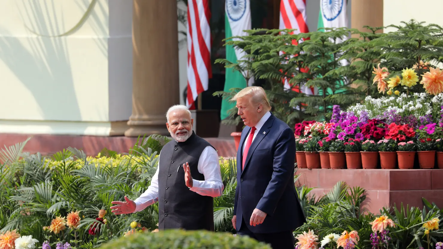 Thủ tướng Ấn Độ Narendra Modi (bên trái) và Tổng thống Mỹ Donald Trump, trên đường đến họp báo tại đến dự họp báo tại dinh thủ tướng Hyderabad House, New Delhi, Ấn Độ, ngày 25/2/2020 - Ảnh: Getty Images