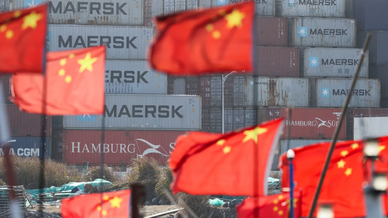 Container tại Cảng Dương Sơn, phía Nam Thượng Hải Trung Quốc - Ảnh: Reuters