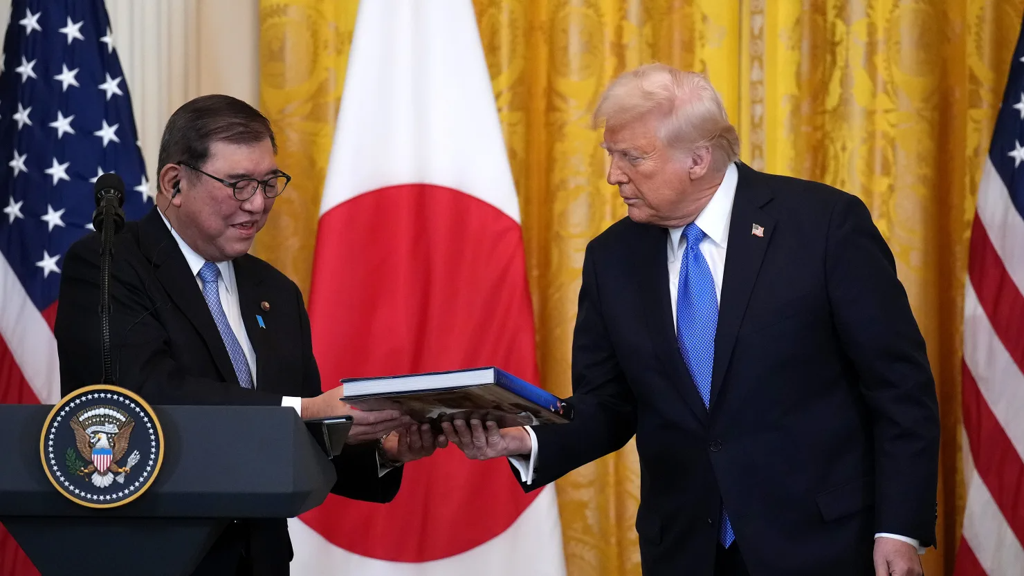 Tổng thống Mỹ Donald Trump tặng Thủ tướng Nhật Bản Shigeru Ishiba một cuốn sách trong cuộc họp báo chung tại Nhà Trắng ngày 7/2/2025 sau cuộc gặp giữa hai nhà lãnh đạo - Ảnh: Getty Images