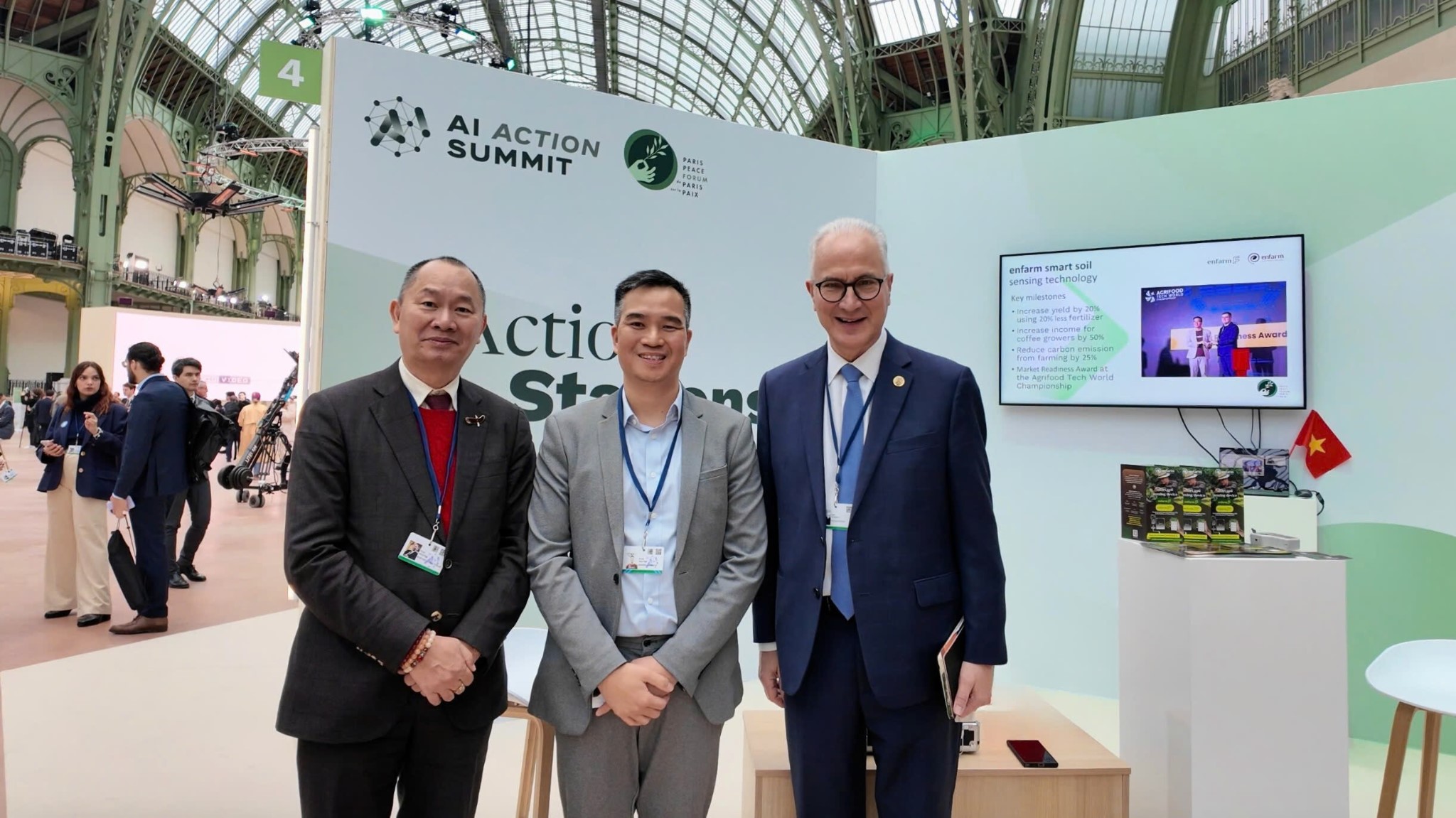 Ông Nguyễn Đỗ Dũng - Đồng sáng lập & CEO enfarm chụp hình cùng các khách mời tại sự kiện.