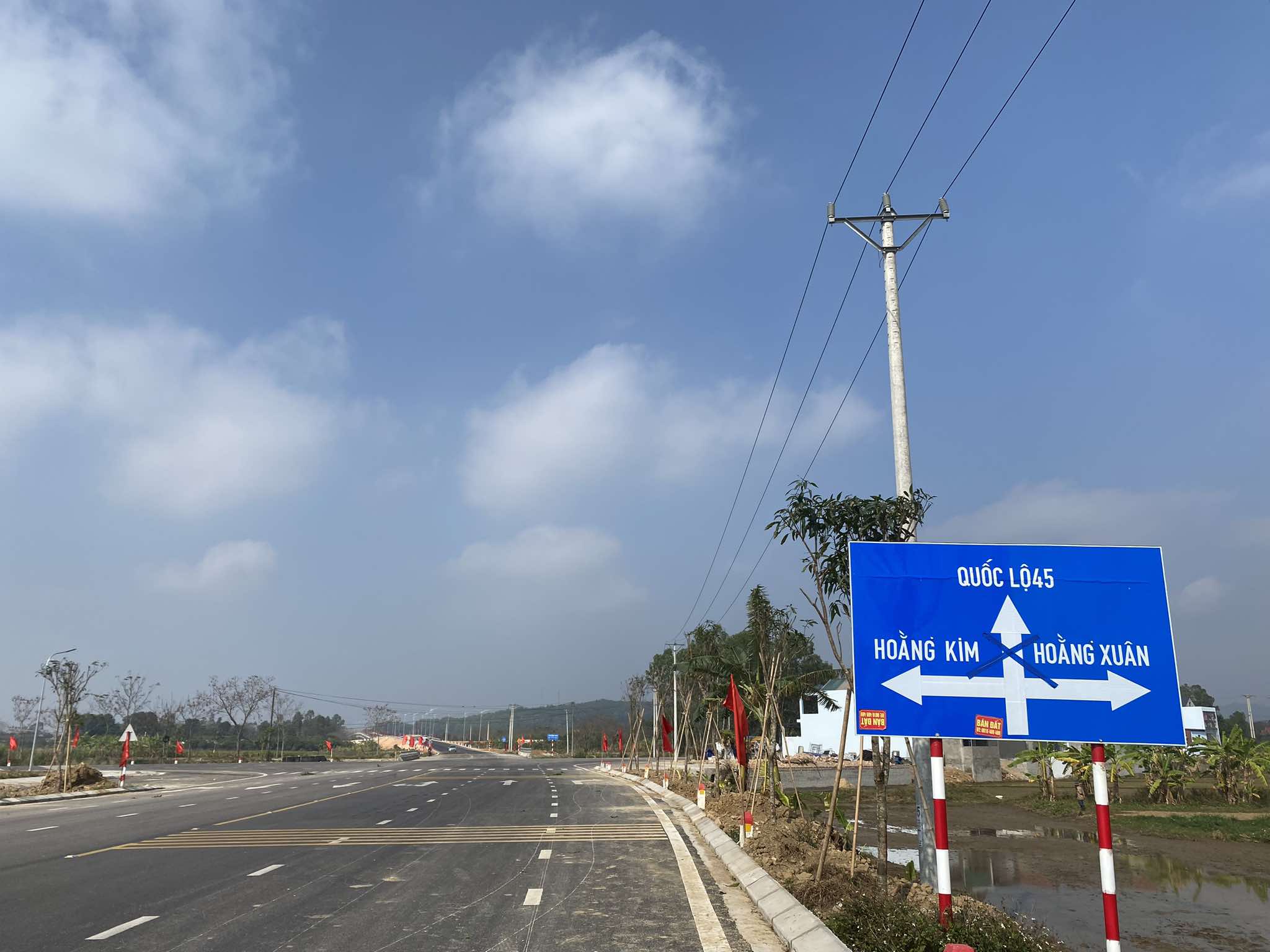 Điểm đầu tuyến tại x&atilde; Hoằng Kim, huyện Hoằng H&oacute;a (Thanh H&oacute;a), nơi giao cắt với quốc lộ 1; điểm cuối tại n&uacute;t giao với quốc lộ 45 tại x&atilde; Thiệu Long, huyện Thiệu H&oacute;a.