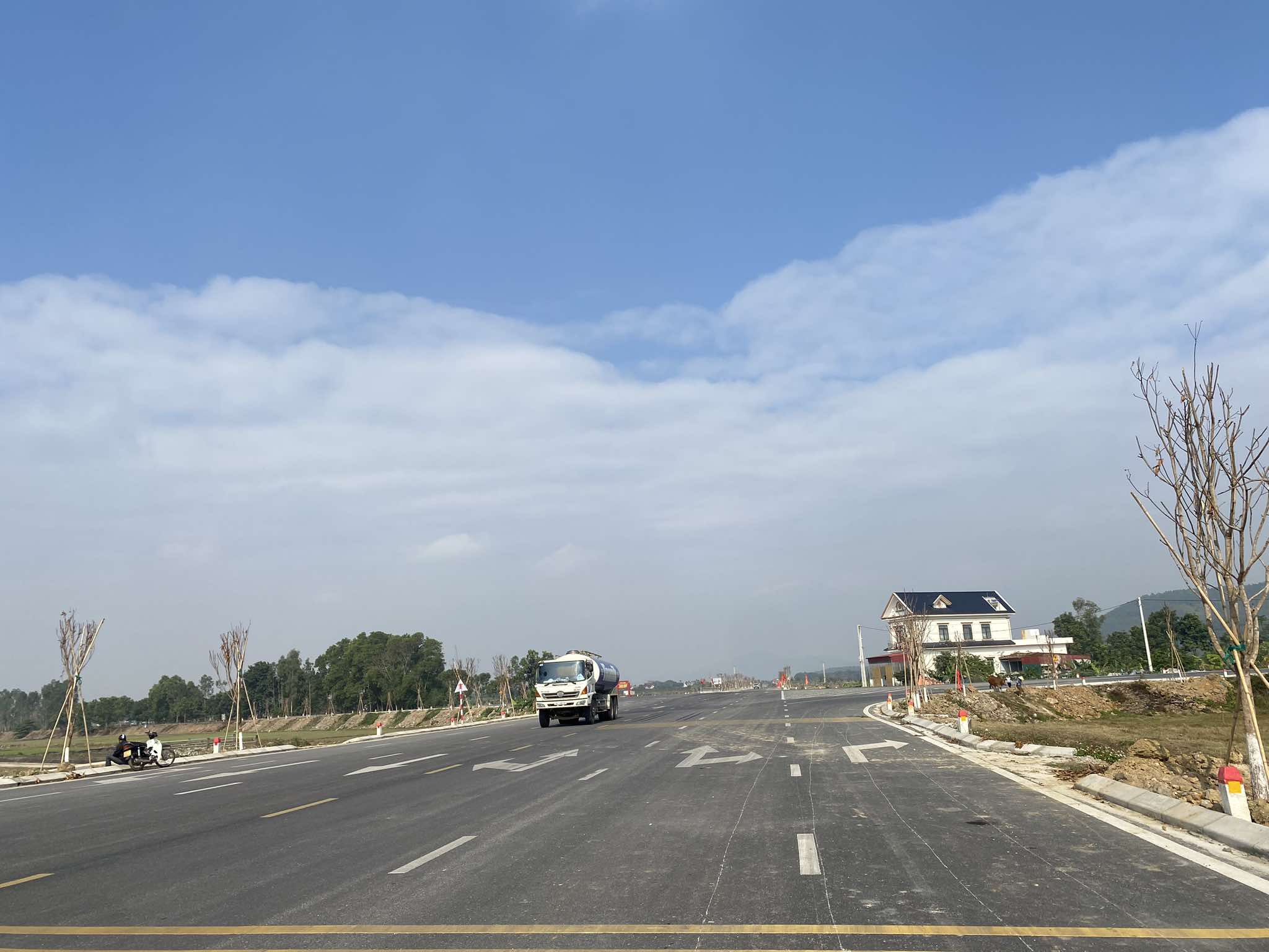 Đường thiết kế theo ti&ecirc;u chuẩn cấp 3 đồng bằng, vận tốc tối đa 80 km/h; rộng 12 m, gồm hai l&agrave;n xe cơ giới v&agrave; hai l&agrave;n cho phương tiện th&ocirc; sơ.