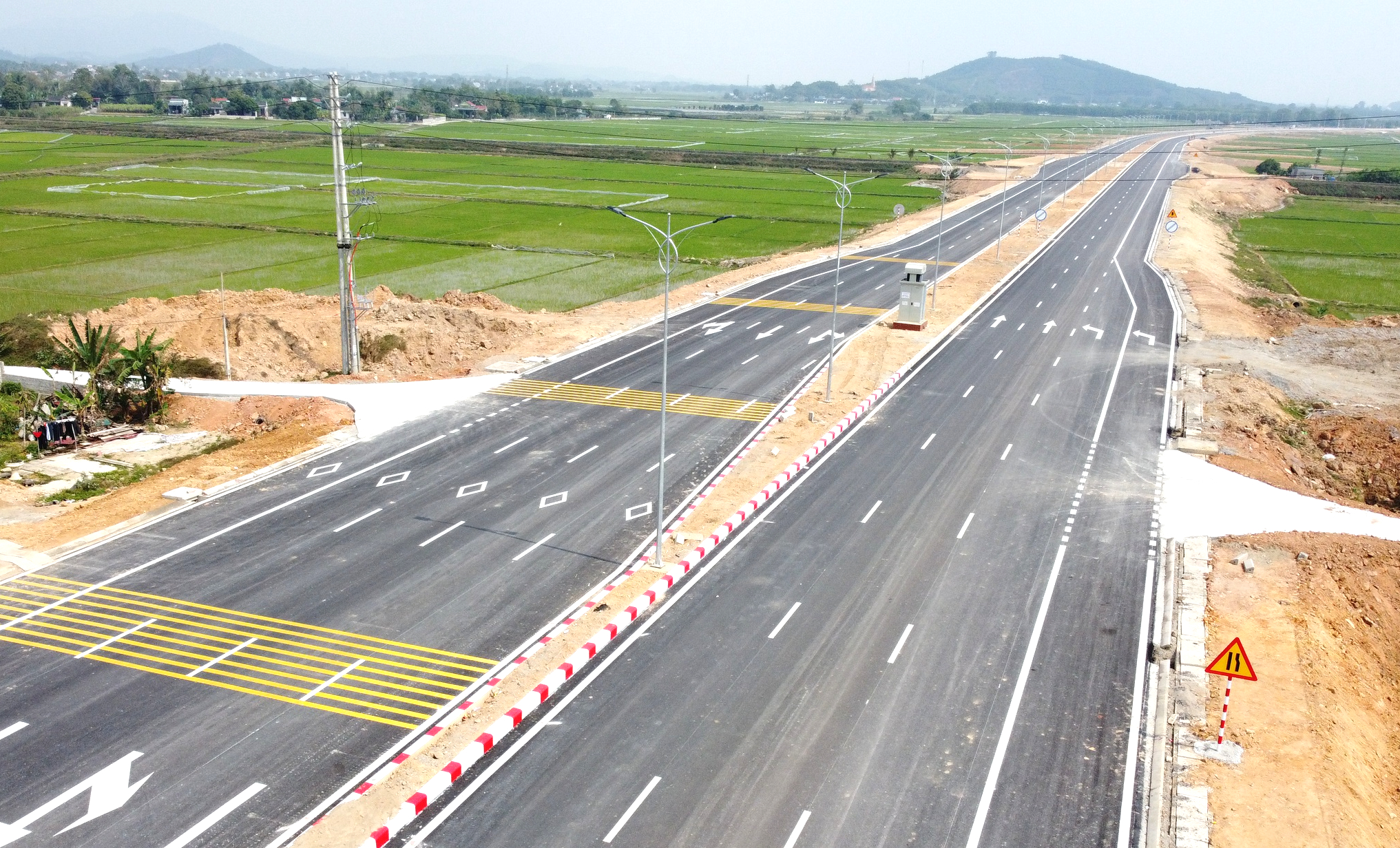 Dự án đã được lắp hệ thống điện chiếu sáng, biển báo, biển chỉ dẫn... đảm bảo an toàn cho người và phương tiện lưu thông trên đường.