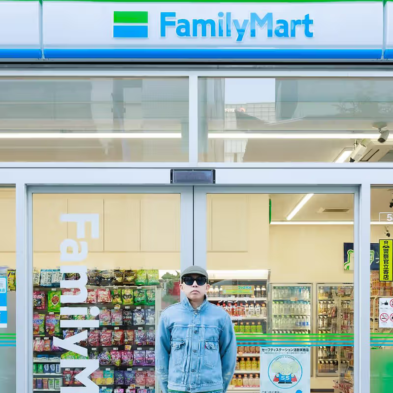 NIGO trở thành giám đốc sáng tạo của Family Mart .