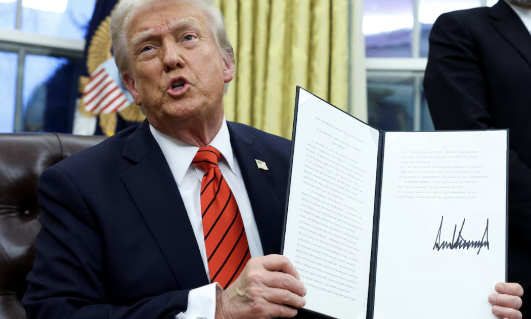Tổng thống Mỹ Donald Trump ký sắc lệnh áp thuế quan lên thép và nhôm nhập khẩu ngày 10/2 - Ảnh: Reuters.