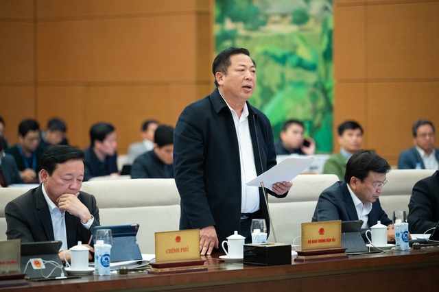 Bộ trưởng Bộ Giao thông vận tải Trần Hồng Minh trình bày tờ trình của Chính phủ.