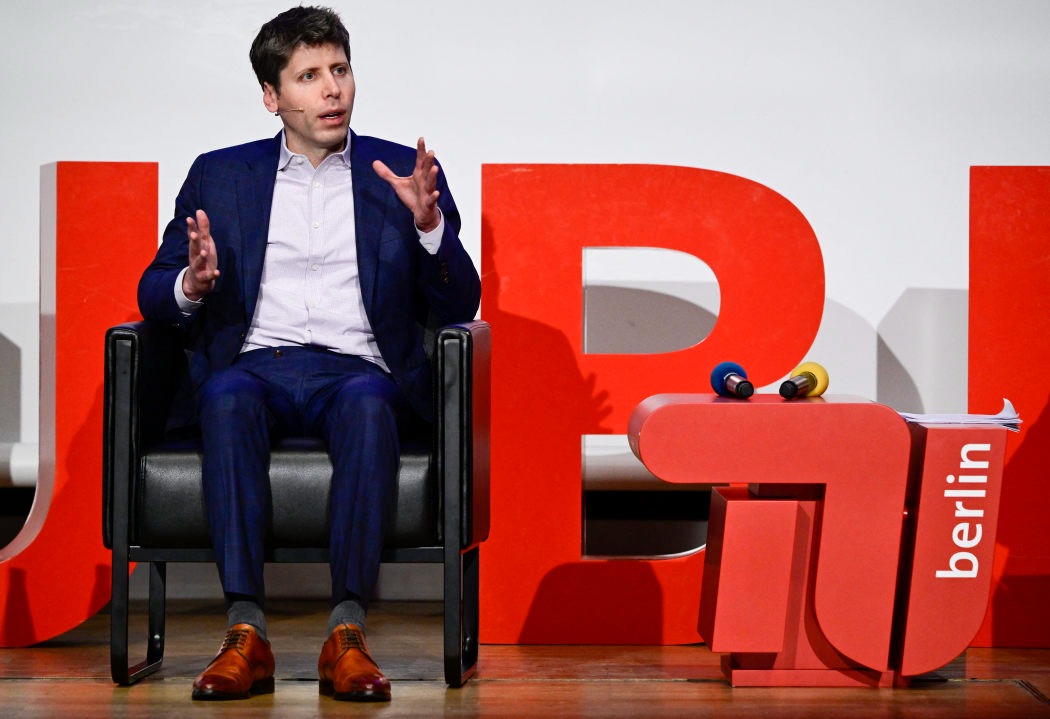 CEO Altman của OpenAI đ&atilde; cảnh b&aacute;o c&aacute;c nh&agrave; l&atilde;nh đạo thế giới cần mở rộng tư duy AI, thay v&igrave; chỉ tập trung v&agrave;o rủi rom h&atilde;y t&igrave;m c&aacute;ch nắm bắt tăng trưởng v&agrave; cơ hội.