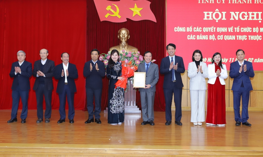 Bí thư Tỉnh ủy  Thanh Hoá Nguyễn Doãn Anh đã trao các quyết định của Ban Thường vụ Tỉnh ủy và tặng hoa chúc mừng Đảng bộ các cơ quan Đảng tỉnh.