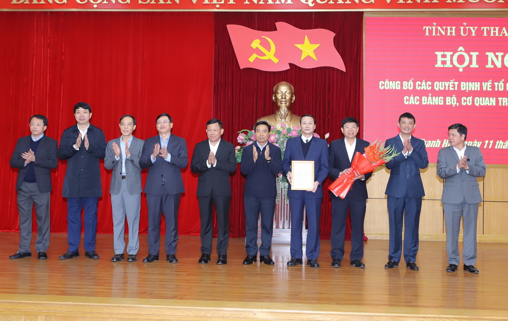 Bí thư Tỉnh ủy Thanh Hoá Nguyễn Doãn Anh trao các quyết định của Ban Thường vụ Tỉnh ủy và tặng hoa chúc mừng Đảng bộ UBND tỉnh