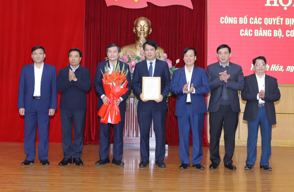 B&iacute; thư Tỉnh ủy Thanh Ho&aacute; Nguyễn Do&atilde;n Anh trao c&aacute;c quyết định của Ban Thường vụ Tỉnh ủy v&agrave; tặng hoa ch&uacute;c mừng Ban Tuy&ecirc;n gi&aacute;o v&agrave; D&acirc;n vận Tỉnh ủy.