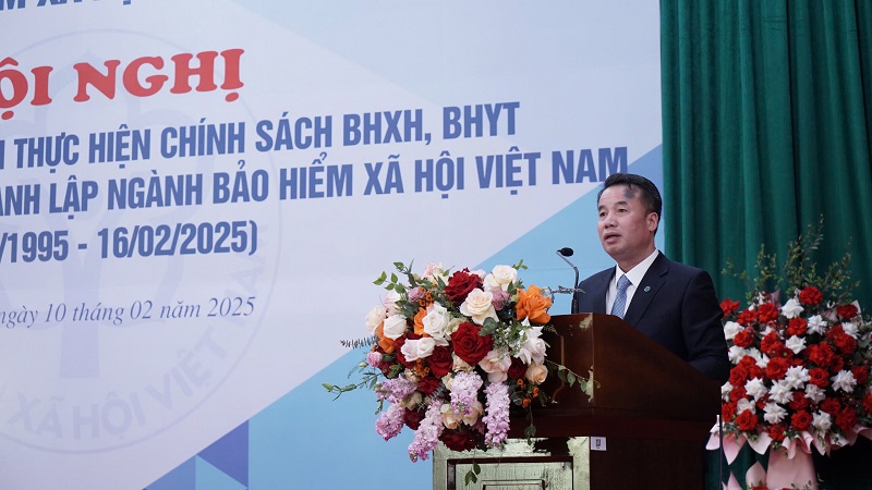 Tổng Giám đốc Bảo hiểm xã hội Việt Nam Nguyễn Thế Mạnh thông tin tại hội nghị.