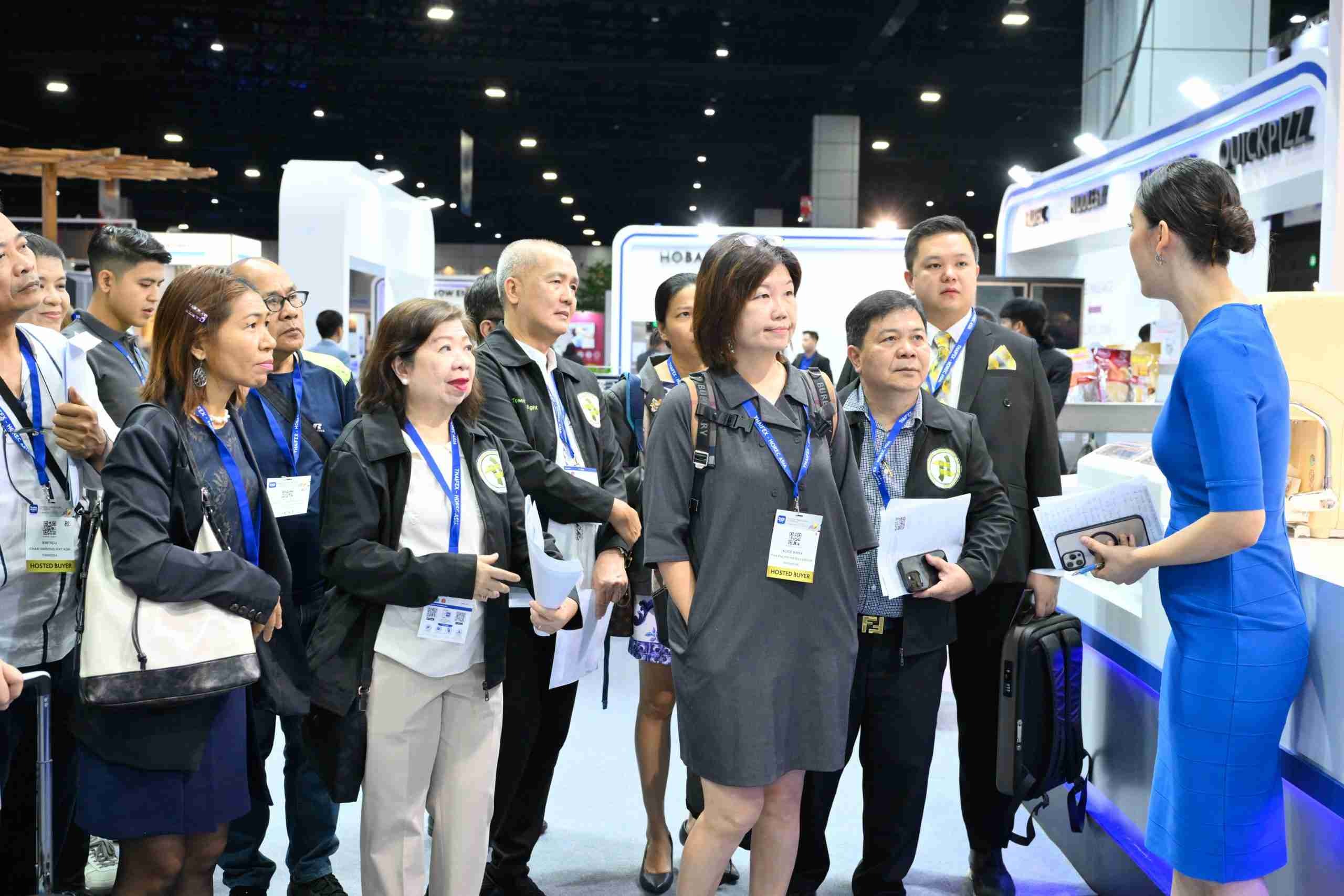 Công ty trưng bày đang tiếp đoàn khách thăm từ chương trình Hosted Buyer Program.