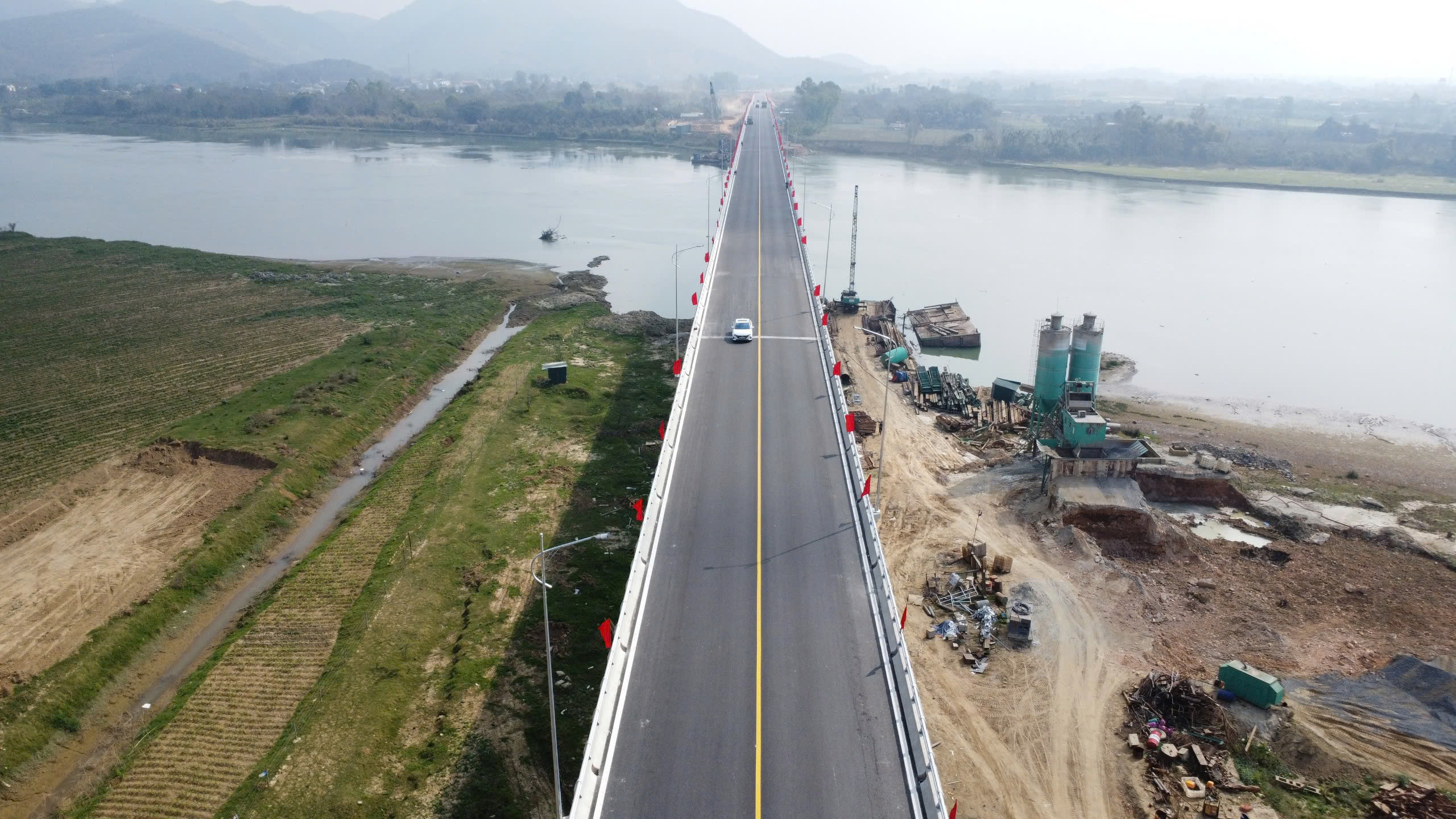 Công trình nổi bật của dự án là cầu Xuân Quang vượt sông Mã thuộc tiểu dự án số 1, có số vốn 655 tỷ đồng.