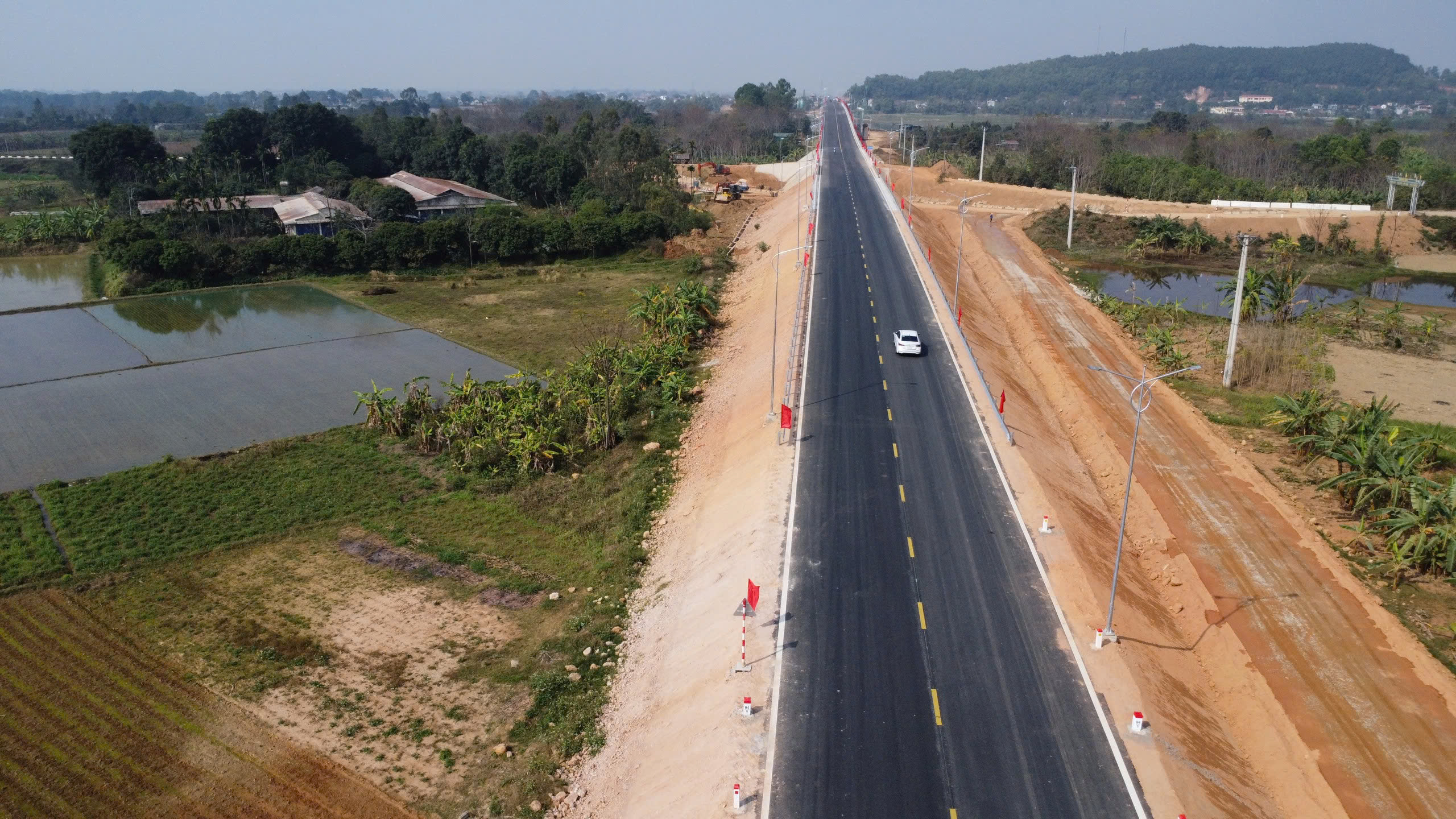 To&agrave;n tuyến được chia th&agrave;nh ba dự &aacute;n th&agrave;nh phần, gồm cầu vượt s&ocirc;ng M&atilde; do Ban Quản l&yacute; dự &aacute;n đầu tư c&ocirc;ng tr&igrave;nh giao th&ocirc;ng Thanh H&oacute;a l&agrave;m chủ đầu tư. Đường hai ph&iacute;a đầu cầu do huyện Hoằng H&oacute;a v&agrave; huyện Thiệu H&oacute;a l&agrave;m chủ đầu tư.