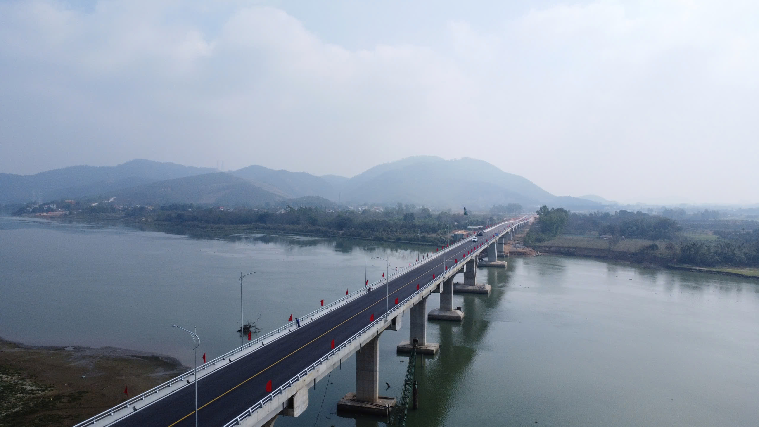 Cầu d&agrave;i hơn 1.000 m, gồm 25 nhịp với ba nhịp ch&iacute;nh ở giữa s&ocirc;ng được thi c&ocirc;ng theo c&ocirc;ng nghệ đ&uacute;c hẫng c&acirc;n bằng.