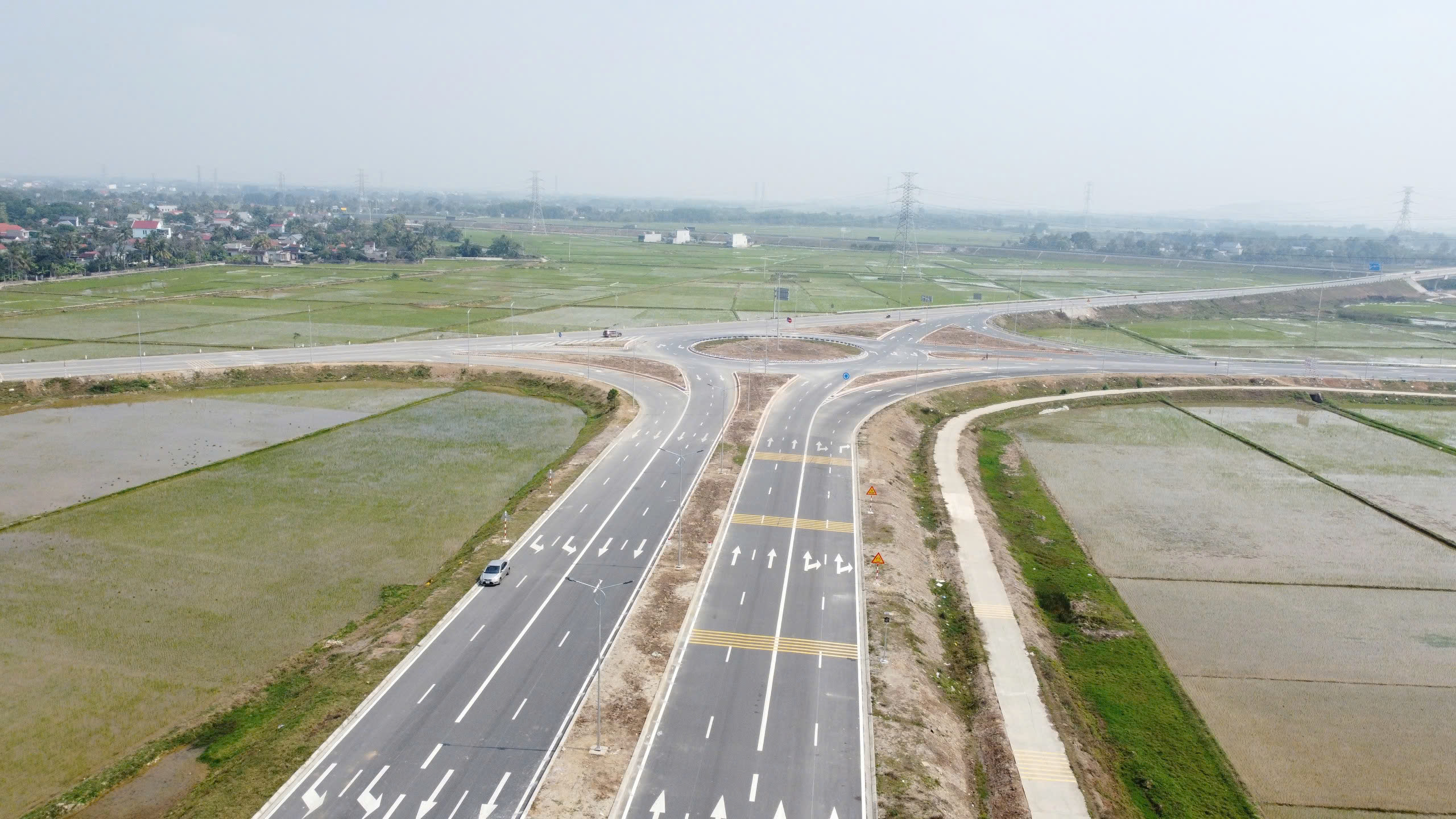 Đường c&oacute; quy m&ocirc; cấp ba đồng bằng với 4 l&agrave;n xe, vận tốc thiết kế 80 km/h, đi qua hai huyện N&ocirc;ng Cống v&agrave; Như Thanh.