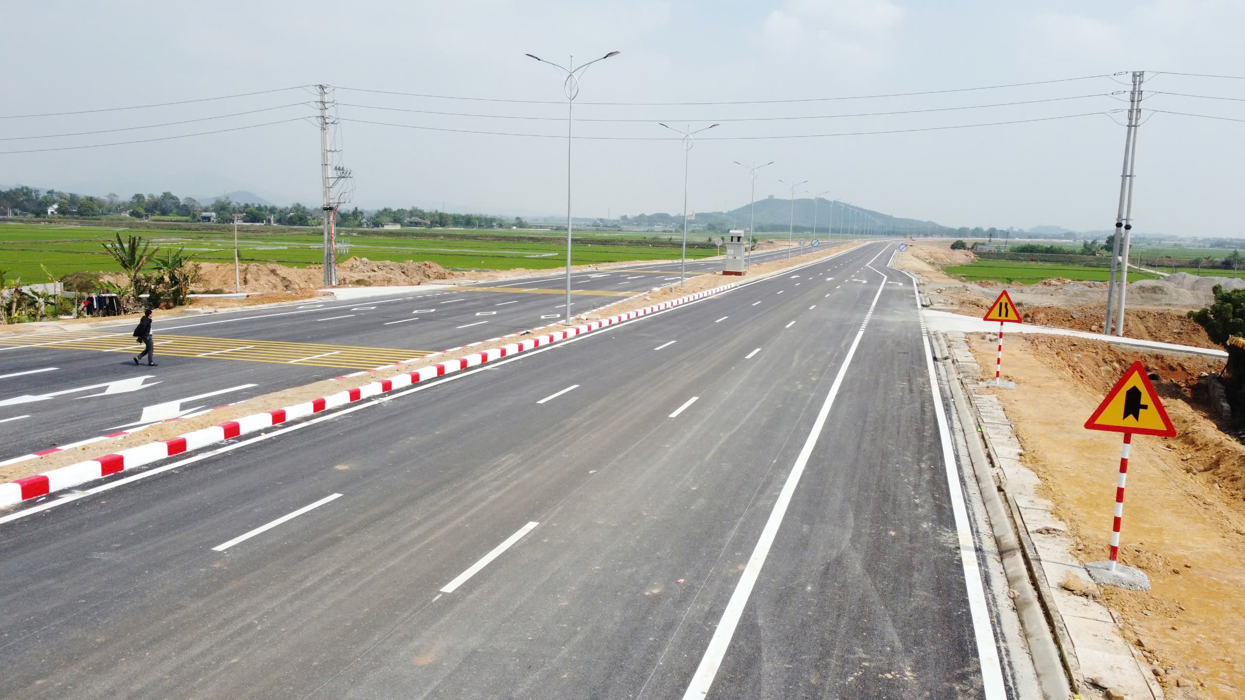 Điểm đầu dự &aacute;n giao với cao tốc Bắc Nam nh&aacute;nh ph&iacute;a đ&ocirc;ng v&agrave; quốc lộ 45 tại L&agrave;ng Mật, x&atilde; Vạn Thiện, điểm cuối thuộc thị trấn Bến Sung, huyện Như Thanh.