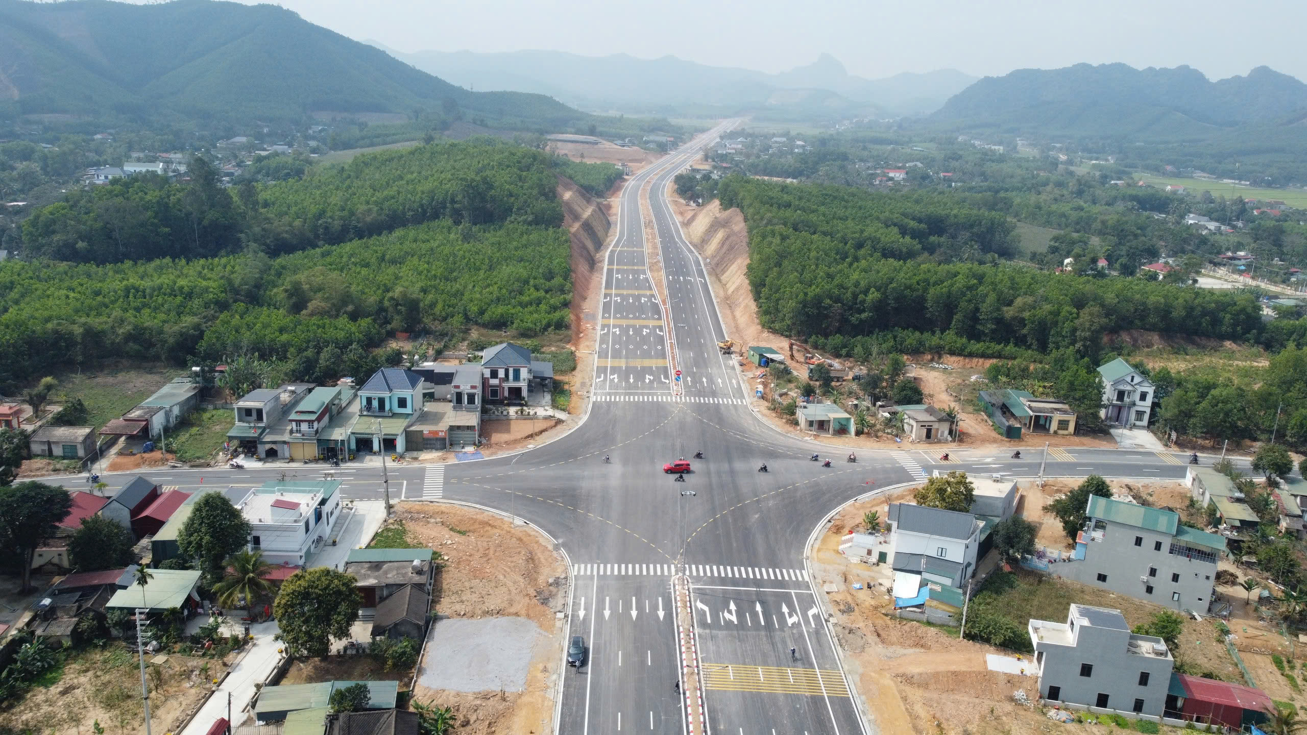 Tuyến đường Vạn Thiện - Bến En được đầu tư nhằm khai thác tiềm năng, lợi thế của Vườn quốc gia Bến En, phục vụ phát triển du lịch và từng bước hoàn thiện mạng lưới giao thông địa phương, đặc biệt là kết nối với tuyến cao tốc Bắc Nam.