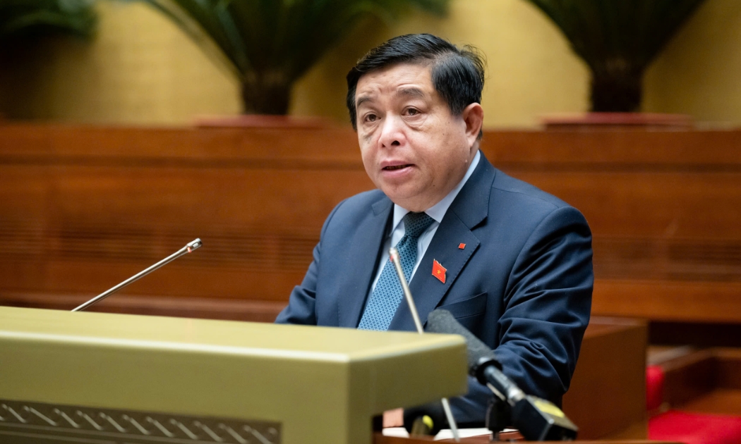 Bộ trưởng Bộ Kế hoạch và Đầu tư Nguyễn Chí Dũng trình bày Tờ trình về Đề án bổ sung về phát triển kinh tế - xã hội năm 2025 - Ảnh: Quochoi.vn