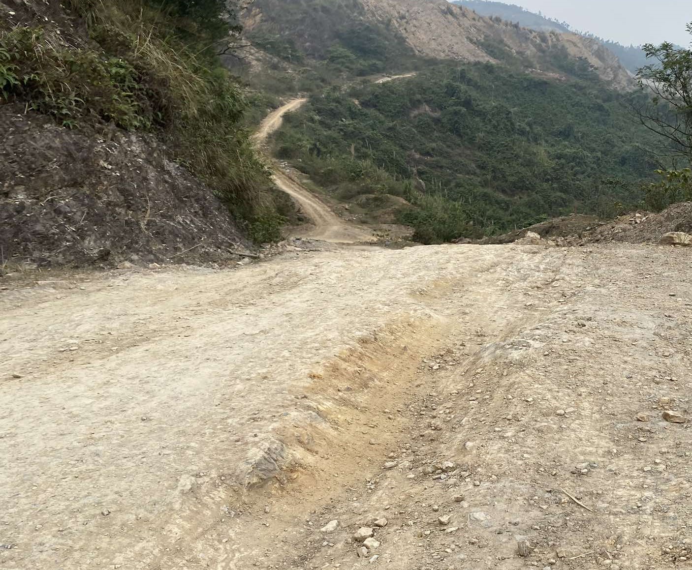  Con đường độc đạo dẫn vào bản Đồng Lách